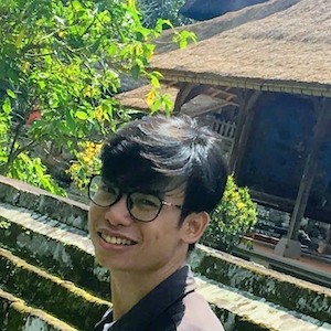 Trịnh Ngọc Diệu đang cười, phía sau là mái chùa và cây xanh
